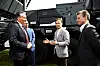 Helmut Rauch, administrerende direktør i Diehl Defence, Sveriges statsminister Ulf Kristersson og forsvarsminister Pål Jonson står foran et IRIS-T SLM-luftvernsystem i Visby mandag.