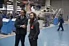 Henrik Solvorn Fjeldsbø (t.h) sammen med en Leonardo-ansatt på AW189-fabrikken. Foto: Industri Energi