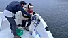 Quentin Mauvisseau og Rita Just Olsen tar prøver av vannet i Oslofjorden.