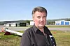 Dette er NGUs Jan Steinar Rønning på flyplassen i Bardufoss. Han står foran måleenheten NGU bruker i sine elektromagnetiske og magnetiske målinger.