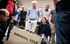Petter Muren (i midten) studerer «Hornet's Nest», et automatisk innfangingssystem for droner, som fire studenter konstruerte i sommer. Foto: Eirik Helland Urke