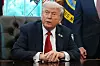 President Donald Trump snakker med journalister i Det ovale kontor i forbindelse med undertegnelse av en presidentordre 6.oktober 2025. Foto: AP Photo/Jacquelyn Martin