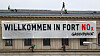 Greenpeace-aktivister fester et banner med teksten «Velkommen til fort NOx» på det tyske føderale transportdepartementets bygning i Berlin i august i fjor.