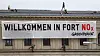 Greenpeace-aktivister fester et banner med teksten «Velkommen til fort NOx» på det tyske føderale transportdepartementets bygning i Berlin i august i fjor.