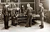 Tysk og norsk ingeniør kontrollerer plater av duraluminium ved Nordisk Aluminiumindustri i Holmestrand i 1941. Standarden på skopussen kan indikere at den tyske ingeniøren er nummer to fra venstre. Foto: Vestfoldmuseenes samlinger