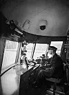 Høsten 1945 er det nye tider på flere vis. Et lyntog er i drift ute på skinnene. Foto: Anders Beer Wilse/Norsk Folkemuseum