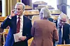 Senterpartiets parlamentariske leder Marit Arnstad sier at det ikke er et nederlag med forsinkelser, hvis man til slutt får en levedyktig nullutslippsindustri. Her passerer hun statsminister Jonas Gahr Støre (Ap) i stortingssalen.