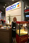 POP: Verktøyprodusent Seco gikk sin egen vei for å skaffe besøkende til sin stand. Popkorndame Birgitta Haug konstaterte fornøyd at ungdommen lot seg friste.