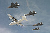 Ett britisk F-35B og tre F-35B fra US Marine Corps fyller drivstoff fra en KC-130J