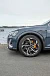 Audi E-Tron 55 Sportback ser lik ut som SUV-en i front. Foto: Marius Valle