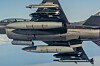 Amerikansk F-16-fly med to ulike typer av det som kalles rimelig masseammunisjon. De svarte skal være Rusty Dagger-missiler fra Kongberg-eide Zone 5.