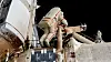 Astronaut Sergej Prokopyev jobber med å montere et skjold som skal beskytte den internasjonale romstasjonen.