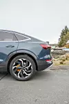Audi E-Tron 55 Sportback har en markant annerledes bakende sammenlignet med SUV-en. Foto: Marius Valle