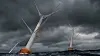 De flytende turbinene, som her krenger med vinden, kan installeres nærmere hverandre i havet enn de tradisjonelle, med tre rotorblader som roterer rundt en horisontal akse.