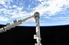 Robotarmen på ISS ble truffet av en mikrometeoritt på 1 millimeter i 2021. Hullet (midt i bildet) var godt synlig. Foto: Esa/Nasa - A.Mogensen