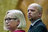 Finansminister Trygve Slagsvold Vedum og Marit Arnstad (Sp) under en pressekonferanse i Vandrehallen på Stortinget i Oslo torsdag.