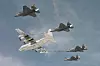 Ett britisk F-35B og tre F-35B fra US Marine Corps fyller drivstoff fra en KC-130J