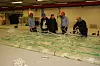 Flapping Foil-temaet lærte mye om karbonkonstruksjoner da de besøkte Brødrene Aa. Her står John Martin Godø, Jarle Andre Kramer, Bjarne Rygg (Brødrene Aa) og Fredrik Storflor Moen og ser på mens en operatør slipper på resin når et panel skal støpes. Foto: Tore Stensvold