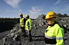 STORSLAGENT: Einar Berg, Jan Mehren og Trine Rohde titter ned på et av bruddene i gruven.