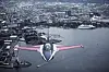Den jubileumslakkerte F-16-maskinen med Luftforsvarets oppvisningsflyger Eskil Amdal i cockpit har fløyet over havnebassenget i Oslo tidligere.