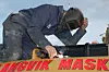 Jan Floberg, daglig leder i Gundersen og Løken Instrumenter AS sveiser et antennefeste til GPS på en gravemaskin. Bildet tatt i Askim under bygging av E18
