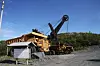 GAMMELT: Gruven ble åpnet første gang i 1906, med drift fra 1909. Her er en gammel dumper stilt opp ved portvakten.