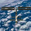 DESEMBER 2000: De 73 meter lange og nesten 12 meter brede 'vingene' med solcellepanel er montert.