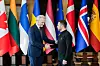 Statsminister Jonas Gahr Støre (Ap) hilser på Ukrainas president Volodymyr Zelenskyj før toppmøtet med europeiske ledere i Kyiv på treårsdagen for den russiske invasjonen.