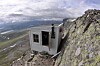 PÅ KANTEN: Det er ufattelig vakker utsikt fra Skarvereiret, helt på kanten av Hallingskarvet, og med Hardangervidda under.