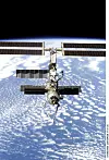 APRIL 2001: Robotarmen Canadarm2 er montert. Du ser den helt i front på bildet - pekende ned mot Jorden.
