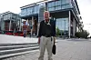 Han peker også på at et brått kutt i norsk produksjon ville kunne skape et sjokk, og føre til økt oljepris. Men et varslet kutt i produksjonen, på for eksempel 10 prosent, vil gjøre at andre land ville kunne produsere mer.Professor emeritus Øystein Noreng er sterkt kritisk til SSBs oljerapport.