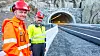 Prosjektleder Ole Martin Lilleby (til venstre) og anleggsleder Pål Børslid ved tunnelinngangen mot Sande. Inne i tunnelen er det brukt PE-skum dekket med sprøytebetong i hele lengden på 1000 meter.