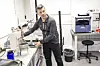 Johannes Flem i Bergans i verkstedet hvor selskapet tester klær for styrke og vannbestandighet. - Det er her jeg trives best siden jeg er maskiningeniør, sier han.