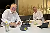 Per Overgaard (t.h.) i Lenovo synes ikke alle bedrifter er like flinke til å snakke med mulige kunder og se an deres behov før de lager noe, forteller han til Jan Moberg, som er programleder for TUs podkast Teknisk sett.