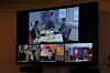 VIRTUELT: Overrekkelsen av rapporten om videomøter foregikk selvsagt på video. Øverst er Distriktssenterets Sogndal-kontor med leder Halvor Holmli (i midten), avdelingsleder Tove Damås og kommunikasjonsrådgiver Dan-Erik Aggvin. (Foto: Espen Zachariassen)