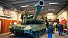 En Leopard 2A7 inne i KMWs garasje på Rena i forbindelse med vinterprøvene som var i ferd med å starte opp i slutten av januar.