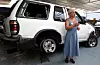 Explorer: Elizabeth von der Brelje foran vraket av hennes Ford Explorer, som rullet rundt i Venezuela da Firestone-dekket eksploderte. Foto: KIMBERLY WHITE/Scanpix