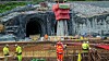Tonnevis med armeringsstål er montert oppi forma der rundkjøringslokket skal støpes i slutten av juni. De to løpa til Byåstunnelen går inn i bakgrunnen