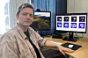 Førsteamanuensis Kristoffer Wickstrøm med CT-bilder som det nyutviklede KI-systemet har hentet ut.