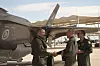 Kampflydirektør Morten Klever tar imot de første to norske F-35-kampflyene på flybasen Luke.