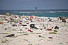 Plast og annet søppel vasket opp på en strand på øya Laysan i vilreservatet Hawaiian Islands National Wildlife Refuge.