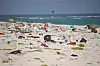 Plast og annet søppel vasket opp på en strand på øya Laysan i vilreservatet Hawaiian Islands National Wildlife Refuge.