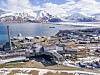 Russland anklager Norge for å bryte Svalbardtraktaten og for å ha militarisert Svalbard. Bildet viser Longyearbyen med den gamle Taubanesentralen for kulltransport i forgrunnen.