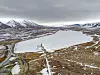 Svalbard Bryggeri henter vann til ølproduksjonen fra Isdammen, som også er Longyearbyens drikkevannskilde vinterstid. Nå skal byen utrede om det er mulig å hente drikkevann fra Adventsfjorden. Foto: Arash A. Nejad