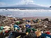 Plastemballasje i havet og i naturen er et økende problem. 85 prosent av alt som havner i havet synker til bunns eller flyter rundt. 15 prosent havnet på strendene, som her på Hawaii. Norner forsker på mer miljøvennlig plastemballasje. Foto: NOAA
