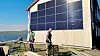 Ingeniør Martin Brunstad Høydal (f.v.), elektriker Torcato Viana og installatør og faglig ansvarlig Helge Engebø fra Getek jobber på anlegget på Hardangervidda. Getek installerer offgrid-anlegget på Rauhelleren, inkludert 210 solcellemoduler fordelt på både tak og vegger.