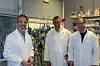 Unik teknologi: Adm. dir. i Thermo Fisher Scientific/Life Technologies AS, Ole Dahlberg, forskningssjef Geir Fonnum og forskningsdirektør Erlend Ragnhildstveit har sammen med 200 ansatte hendene fulle med å produsere nok at de nye hydrogelkulene til gentesting. Foto: ORV