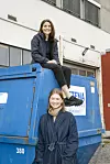 Synne Sauar (nederst) og Ida Marie Pedersen endret hele sin masteroppgave i entreprenørskap og innovasjon da Pedersens praksisperiode hos Ragn-Sells ga dem et konkret problem som angår hele gjenvinningsbransjen. I år har de levert masteroppgaven, fått én million kroner i støtte fra Forskningsrådet, opprettet selskapet Li-Tech og fått Stena Recycling som pilotkunde. Foto: Mona Strande