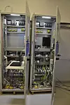 Skapene i testlabben som samler tråder og impulser fra de tre ulike energi-produserende systemene, brenselceller, batteri og diesel-motorer.