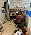 Et team fra Westcon tester styringssystem før montering om bord på Kongen.